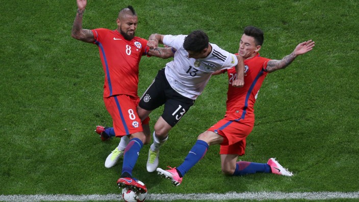 Fußball in Südamerika: Auch auf dem Rasen durchsetzungsstark: die Chilenen Aranguiz (rechts) und Vidal beim bisher letzten Länderspiel gegen Deutschland.