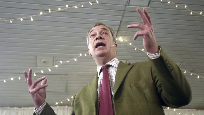 Großbritannien: Brexit Party leader Nigel Farage redet beim Wahlkampf in Hull.