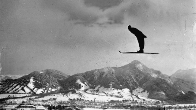 Winter sports: In Lenggries, there used to be competitions on the ski jump, like here in the picture Franz Mechler from SC Bad Tölz in the 1930s.