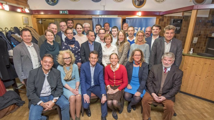 Kommunalwahl in Starnberg: Die neue Ortsvorsitzende Charlotte Meyer-Bülow (sitzend, 3. v. re.) führt die Stadtratsliste der Starnberger CSU mit 30 Kandidaten an.