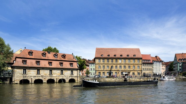 Hochzeitshaus von 1612 links altes Schlachthaus beides heute Universität Bamberg Oberfranken Ba