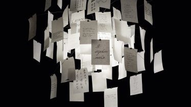 Ausstellung zu Ingo Maurer: "Zettel'z 5" (1997) lebt vom Mitmachen: Die Leuchte ist zu beschriften.