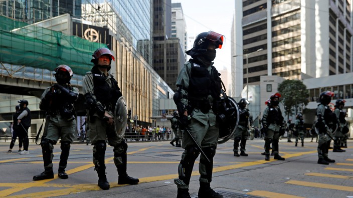 Hongkong: Polizisten sichern eine Straße