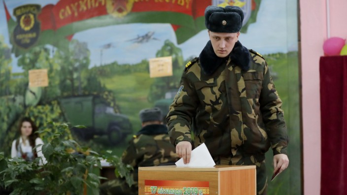 Weißrussland: Ein Soldat der belarussischen Armee gibt in einem Wahllokal in Minsk seinen Stimmzettel für die Parlamentswahl am Sonntag ab.