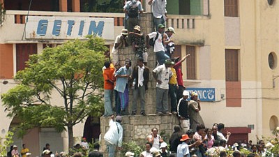 Madagaskar: Krawalle gegen die Regierung: In der Haupstadt Antananarivo versammelt sich die wütende Bevölkerung.