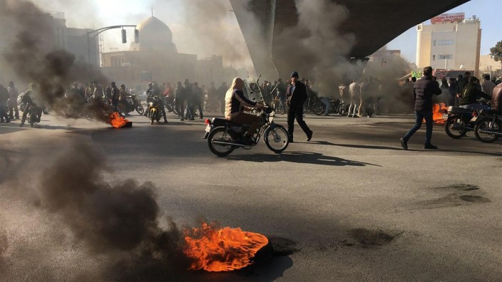 Nach Benzinpreiserhöhung in Iran: In Iran weiten sich die Proteste aus. Hier Demonstranten in Isfahan.