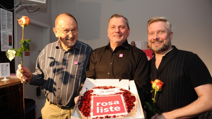 30 Jahre Rosa Liste: Zum Geburtstag gab es eine Himbeersahnetorte - von links: Albrecht Müller, Thomas Niederbühl und Bernd Müller.