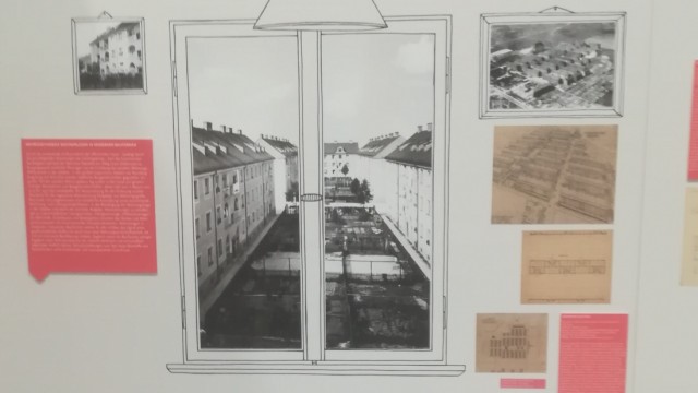 Ausstellung: Die Ausstellungsflächen bilden Wohnungen nach, Fenster inklusive.