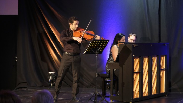 Konzertkritik: Der Bratschist Giovanni Menna und die Pianistin Serena Chillemi (von links) in Wolfratshausen. Nicht im Bild: Klarinettist Michele Carulli.