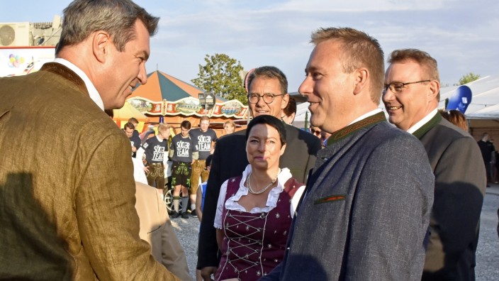 Mammendorf: Händeschütteln im Landkreis: Benjamin Miskowitsch (rechts) begrüßt Ministerpräsident Markus Söder auf dem Volksfest in Maisach.