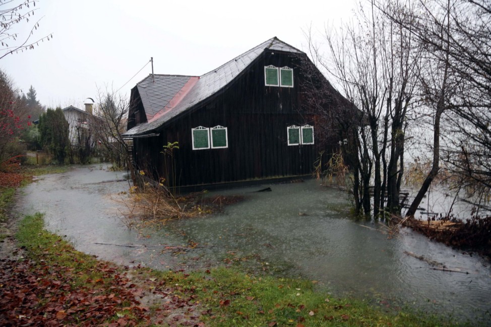 Hochwasser am Faaker See im österreichischen Kärnten