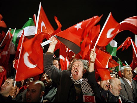 Türken feiern Erdogan; Reuters