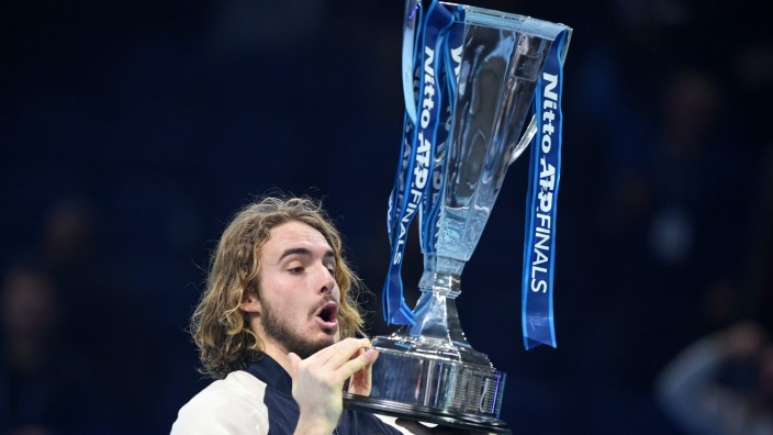 Tennis: Ganz schön schwer, so ein wichtiger Pokal: Stefanos Tsitsipas, 21, bejubelt in London seinen ersten großen Titel bei den Erwachsenen.