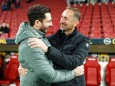 Sandro Schwarz (Trainer / FSV Mainz 05) und Achim Beierlorzer (Trainer / 1.FC Koeln) umarmen sich, FSV Mainz 05 vs 1.FC