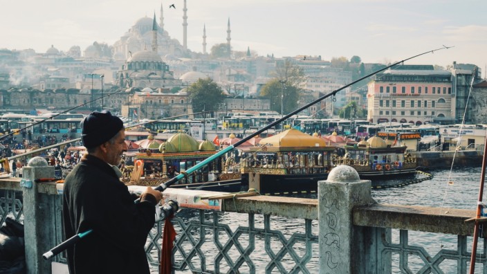 Kriminalität: Angler in Istanbul: In der türkischen Metropole sollen die Millionen wieder ausgezahlt worden sein.
