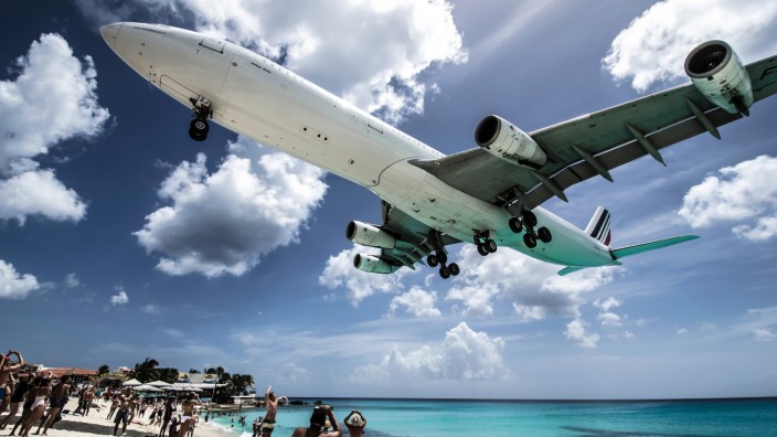 Tourismus: Die Karibikinsel Sint Maarten erreicht man am besten mit dem Flugzeug. Darauf wollen deutsche Urlauber nicht verzichten.