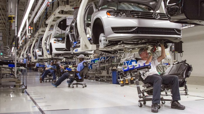 Streit um Abgaswerte: Mitarbeiter schrauben im VW-Werk in Chattanooga, Tennessee an neuen Autos. 3000 Kilometer entfernt wollen die Behörden wieder Volkswagen bestellen.