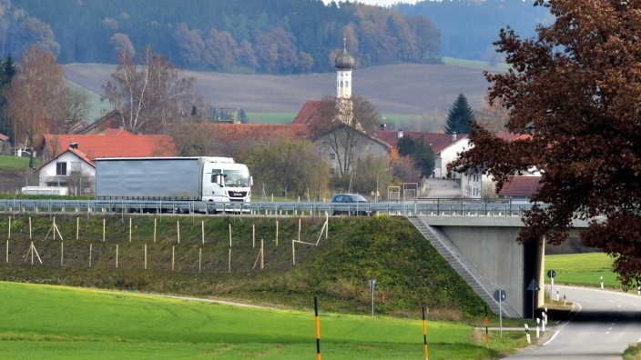 Autobahn A94: Zum Beispiel Außerbittlbach: Der kleine Ort liegt völlig ungeschützt neben der A 94. Laut den maßgeblichen Berechnungen geht das so in Ordnung.