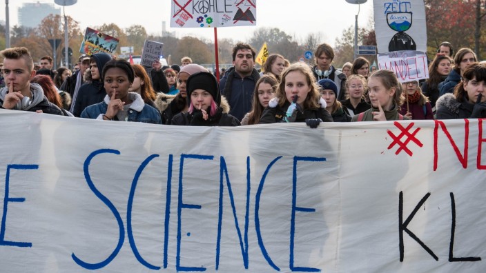 Wissenschaftsbarometer 2019: "Es wurde alles gesagt. Jetzt Handeln": Unter diesem Motto demonstrierten Wissenschaftler von "Scientists for Future" 2019 vor dem Bundeskanzleramt.