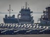 Im Seaport Emden in Niedersachsen / Deutschland stehen Automobile Der Marken Volkswagen und Audi bereit zur Verschiffun