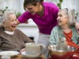 Zwei ältere Frauen 78 Jahre und 88 Jahre und Pflegeschwester 31 Freizeitbeschäftigung im Altersh