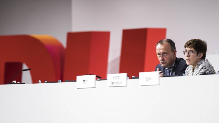 Jens Spahn R Bundesgesundheitsminister und Kandidat fuer den CDU Parteivorsitz Annegret Kramp Ka