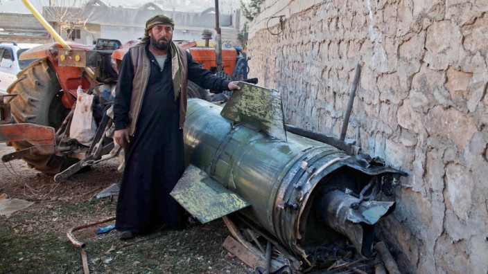Syrien: Ein Mann vor den Trümmern einer Rakete, die das Dorf Qah traf.