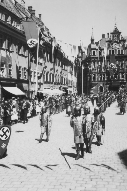 Historie: Über dem Festzug des Tänzelfests wehten 1937 die Fahnen der Nationalsozialisten.