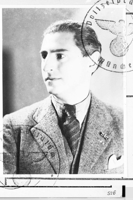 Historie: Der jüdische Kaufmann Ernst Buxbaum betrieb in Kaufbeuren bis 1938 ein Textilgeschäft und war nach der Machtübernahme allerlei Schikanen ausgesetzt. Die Nazis riefen zum Boykott seines Ladens auf.