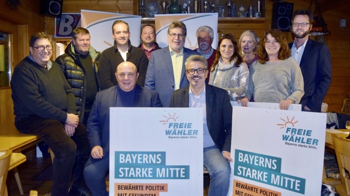 Kommunalwahl im Landkreis Starnberg: Wollen mehr als vier Mandate holen: die Gemeinderatsbewerber der FW mit Antonio Inverso (vorne links) und Landratskandidat Matthias Vilsmayer (rechts).