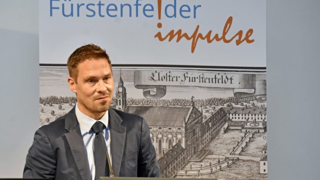 Fürstenfeldbruck: Kriminalrat Robert Graf stelllt den Zuhörern seine Masterarbeit vor.
