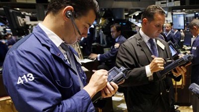 Ein Jahr nach dem Lehman-Crash: Ernste Mienen: Händler an der Wall Street am 15. September 2008. Nach dem stärksten Tagesverlust seit dem 11. September 2001 gilt die Theorie der effizienten Kapitalmärkte als spektakulär gescheitert.