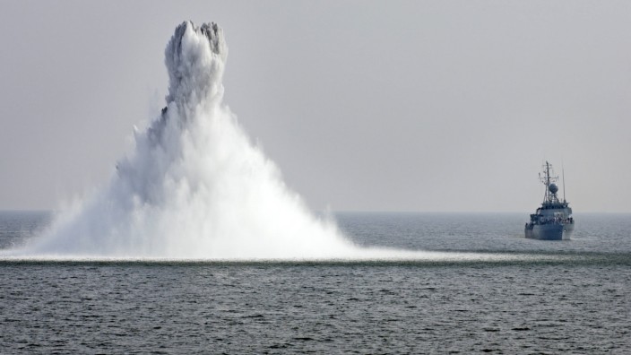 Seeminensprengung im Hintergrund das Minenjagtboot MiJ Boot Kl 333 Kulmbach des 3 Minensuchges