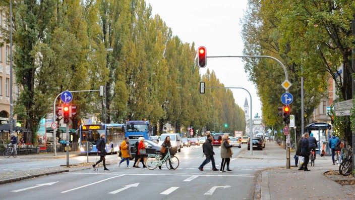 Verkehr: Im Bereich von Ampeln fühlen sich Fußgängerinnen und Fußgänger in München besonders sicher.
