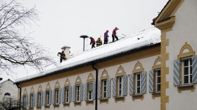 Jubiläum am Samstag: Im Winter musste die Feuerwehr viele Dächer in Geretsried vom Schnee befreien - auch das Rathaus.