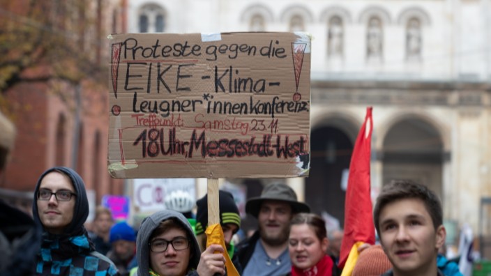 FFF-Demo an den Münchner Hochschulen, Schild ruft auf am 23. November gegen die Eike Konferenz zu demonstrieren. Am 22.