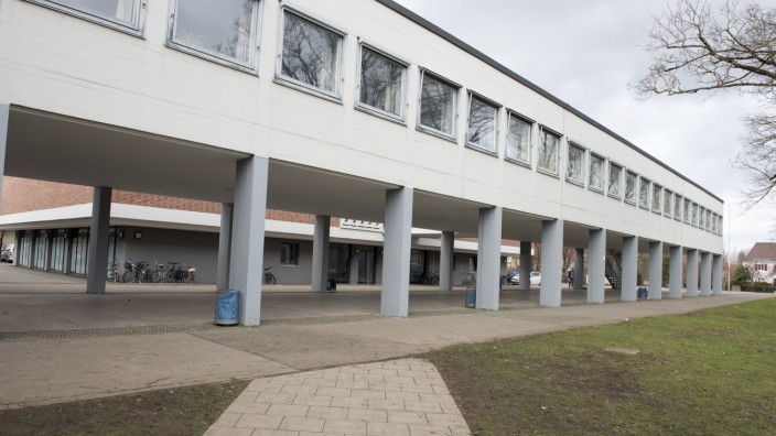 Solar-Offensive: Lernen mit Sonnenkraft: Die Flachdächer des Pasinger Max-Planck-Gymnasiums bieten laut SPD Platz eine Modulfläche von 2000 Quadratmetern.