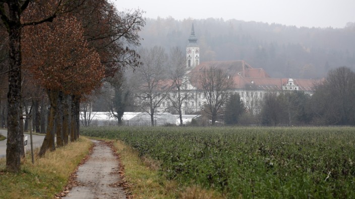 Ermittlungen: Achtklässler des Klostergymnasiums Schäftlarn haben Inhalte gepostet, die mittlerweile die Münchner Polizei beschäftigen.