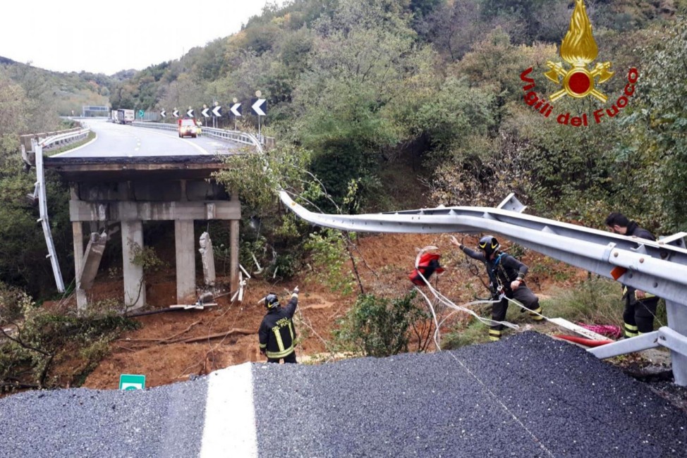 Autobahnbrücke nach Unwettern in Italien eingestürzt