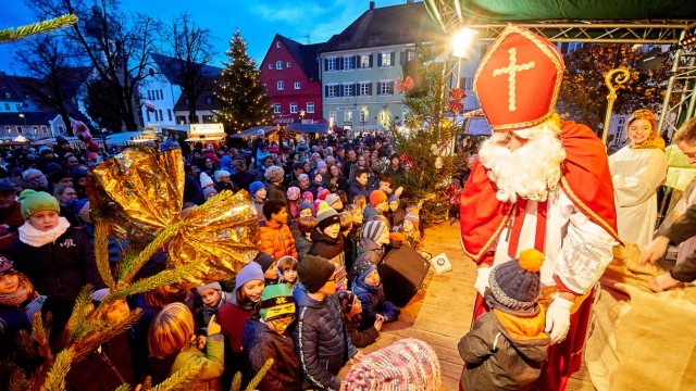 Energiekrise und Weihnachten: Zuletzt waren die Christkindlmärkte, wie hier in Ebersberg, Corona-bedingt ausgefallen. In diesem Jahr soll der Nikolaus aber wieder seine Geschenke verteilen.