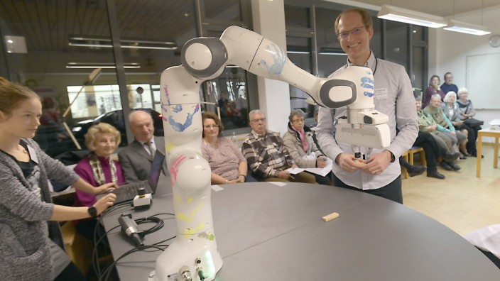 Unterhaching: Jan-Michael Schreiber forscht über den Einsatz von Robotern in der Pflege. In Unterhaching stellte er seine Arbeit vor.