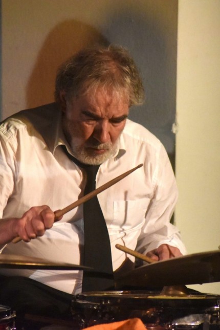 Dachauer Jazzherbst: Schlagzeuger Paul Lovens gestaltet sein Spiel nicht rhythmusgebend, sondern er begreift sein Schlagwerkinstrumentarium als Klanglabor.