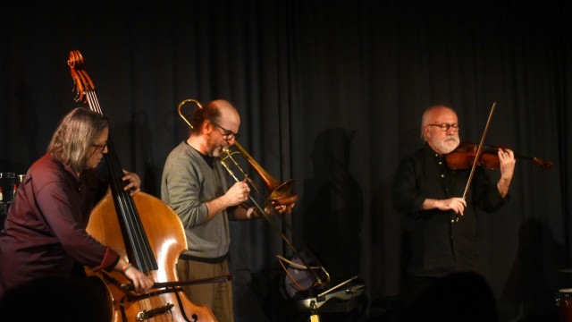 Dachauer Jazzherbst: Musik, in der man sich verliert: Joel Leandre, Sebi Tramontana und Carlos Zingaro (von links) intonieren ruhige Soundcollagen.