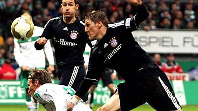 Bremen - Bayern: Bastian Schweinsteiger vergibt eine der zahlreichen Möglichkeiten des FC Bayern.