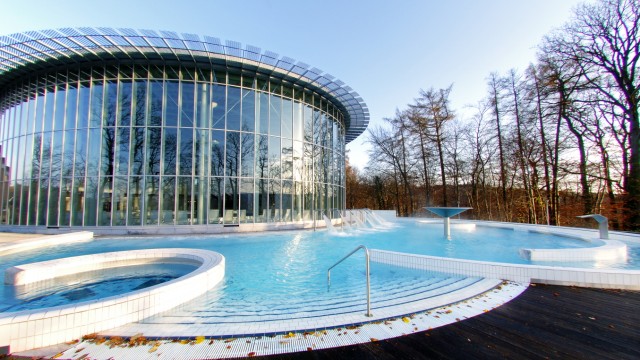 Stadt Spa in Belgien: Das neue Bad in Spa ist lichtdurchflutet und modern, mit grandiosem Blick über die Stadt. Die Architektur wirkt allerdings austauschbar.