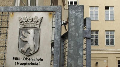 Geld für Berliner Schulen: Die Rütli-Hauptschule in Berlin: Sie wurde im Jahr 2006 bundesweit bekannt, als die Lehrer zugaben, der Gewalt nicht mehr Herr zu werden.