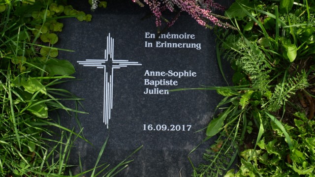 Gedenkplatte für die Opfer eines Verkehrsunfalls in München, 2018