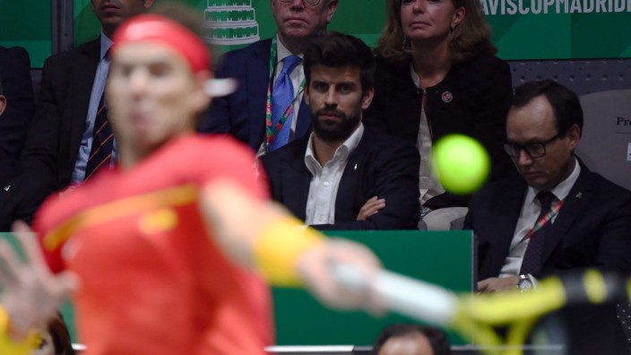 Davis Cup: Veranstalter Gerard Piqué beobachtet von der Tribüne aus Dauerbrenner Rafael Nadal.