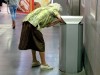 Eine alte Frau sammelt Flaschen aus Abfalleimern im Hauptbahnhof in Muelheim an der Ruhr Foto vom 3