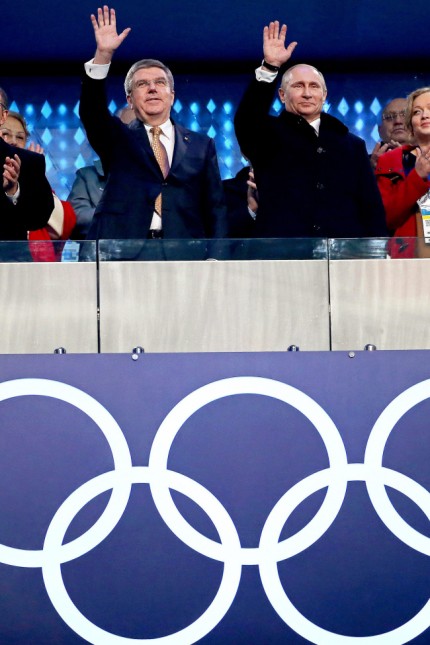 Russland: Gute Bekannte: IOC-Chef Thomas Bach (winkend, links) hatte schon 2014 Dusel, dass sein Tête-à-Tête mit Kreml-Boss Wladimir Putin (winkend, rechts) am Ende der Sotschi-Spiele, als der Einmarsch auf die Krim schon vorbereitet war, nicht größere Aufmerksamkeit erfuhr.